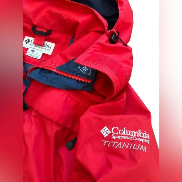 Columbia Titanium red ski jacket with removable hood - Picture 2 of 5